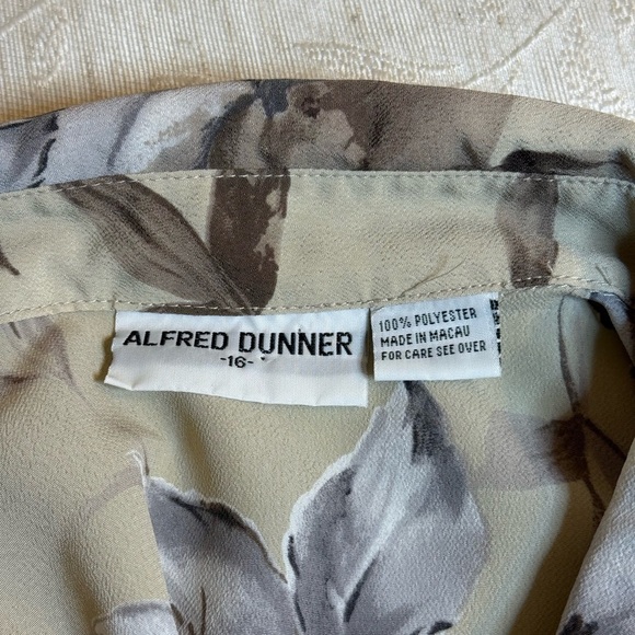Alfred Dunmer Women’s floral print blouse with a smocked elastic hem. Size 16 - Picture 6 of 7